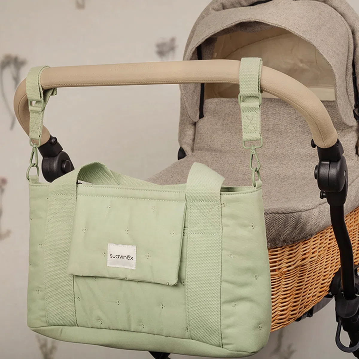 Suavinex, Bolso Maternidad, Bolso Organizador para el Carrito del Bebé tipo Panera, Con Asas Ajustables al Carrito, Cierre de Cremallera, Compacto y de Gran Capacidad, con Bolsillos Interiores, Verde