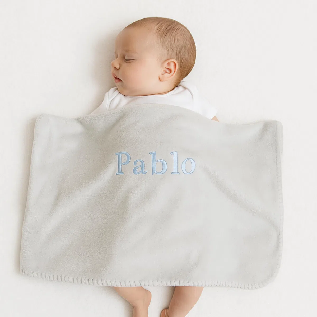Tarta de Pañales para Recién Nacida con Manta Bordada + 15 Pañales Talla 2 + Chupete Personalizado Azul | BebeDeParis