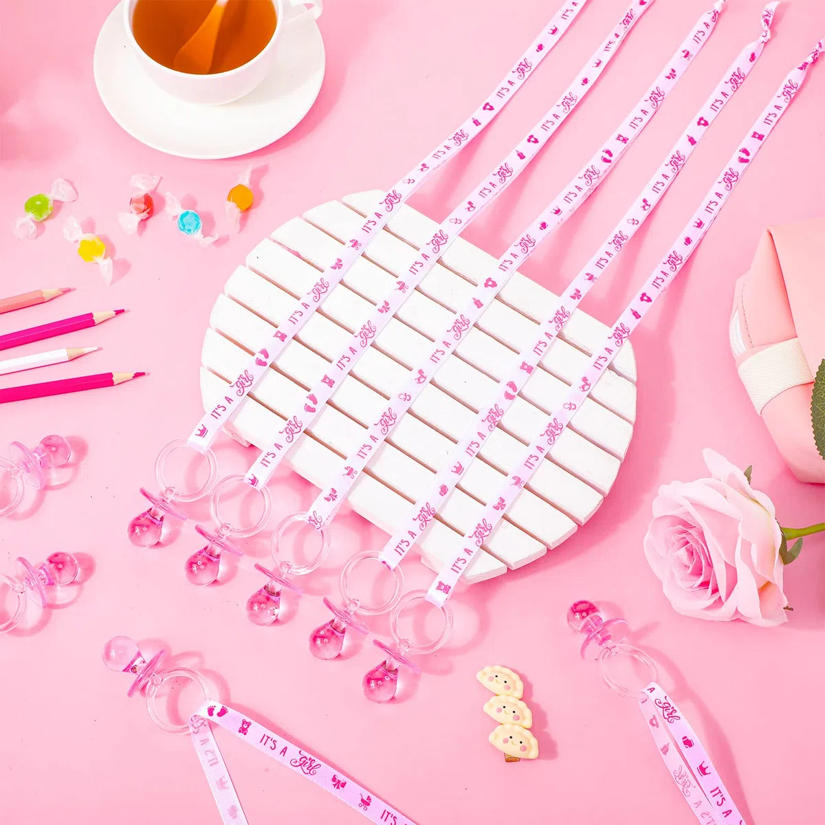 Junkin 60 piezas de collares de acrílico para baby shower, chupetes de bebé, regalos de fiesta, chupetes para decoración de fiesta de baby shower, estilo niña (rosa, blanco)