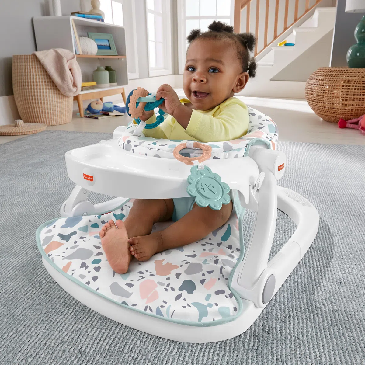 Fisher-Price Asiento para Suelo Plegable con Bandeja, Estampado terrazzo, Regalo para bebés hasta 11 kg (Mattel HBD68)